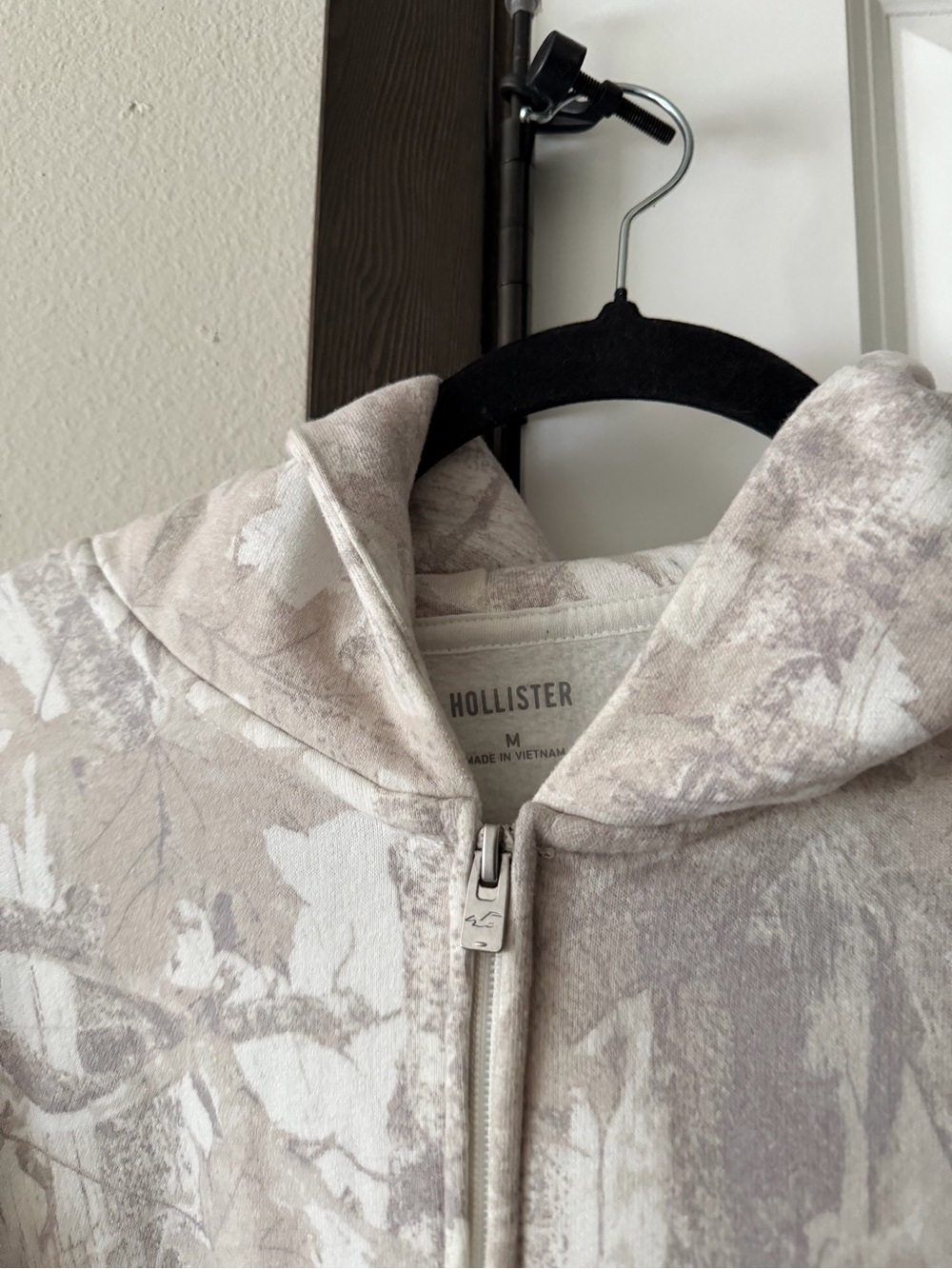 Hollister camo zip up hoodie (women’s) - Picture 2 of 3